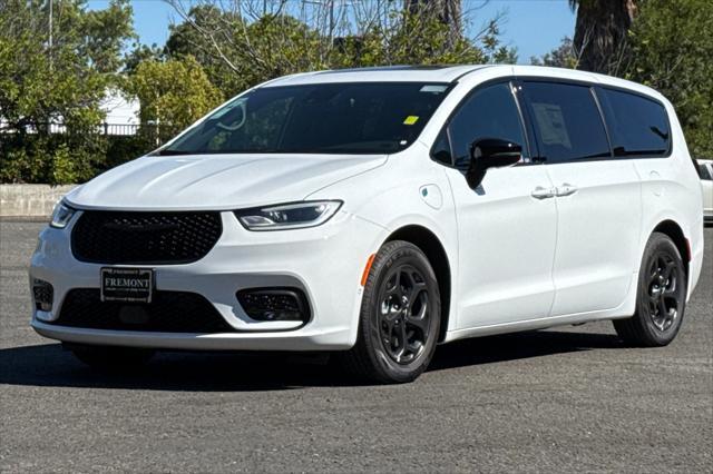 new 2023 Chrysler Pacifica Hybrid car, priced at $45,975