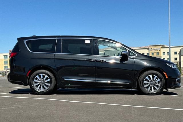 new 2023 Chrysler Pacifica Hybrid car, priced at $44,680