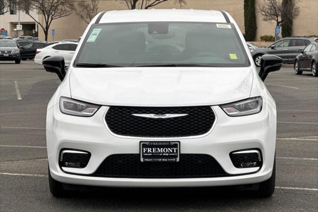 new 2025 Chrysler Pacifica Hybrid car, priced at $53,006