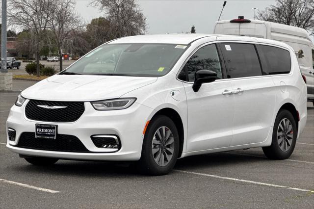 new 2025 Chrysler Pacifica Hybrid car, priced at $53,006
