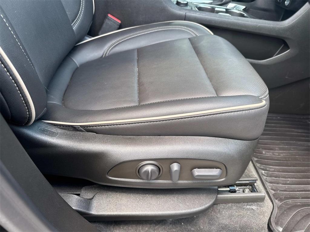 used 2023 Chevrolet Traverse car, priced at $39,895