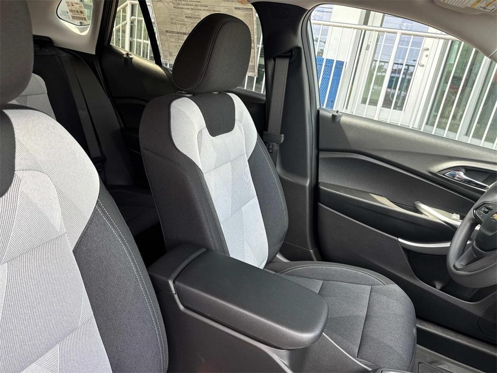 new 2025 Chevrolet Trax car, priced at $24,025