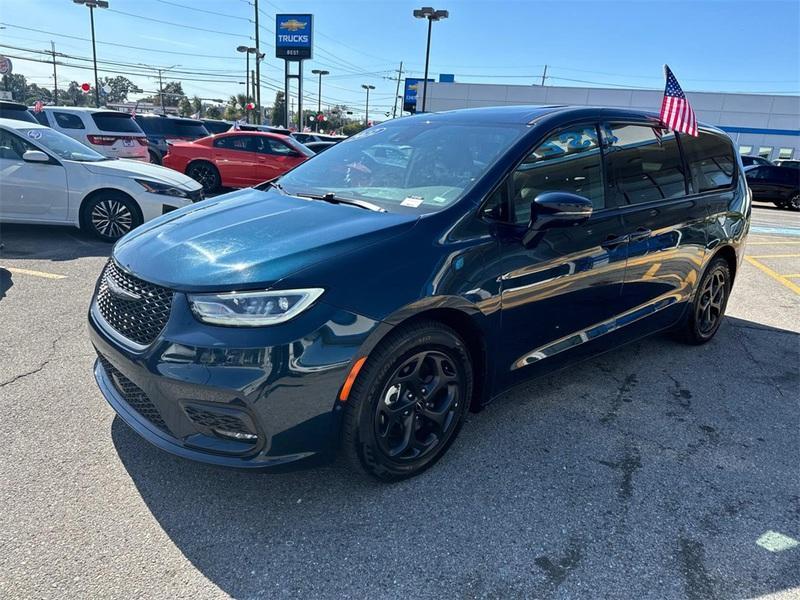 used 2022 Chrysler Pacifica Hybrid car, priced at $27,225