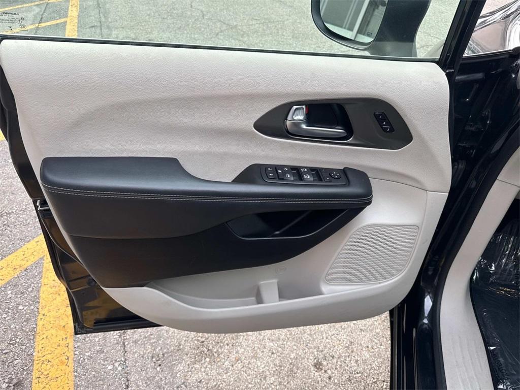 used 2023 Chrysler Pacifica car, priced at $23,785
