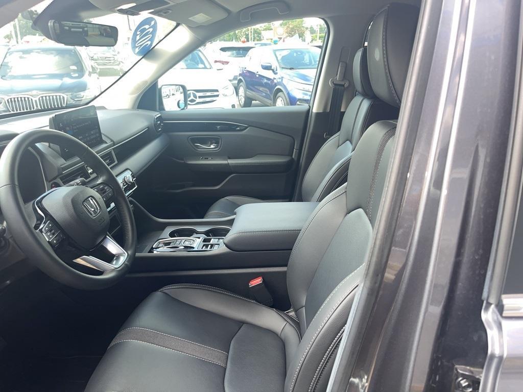 used 2025 Honda Pilot car, priced at $42,998