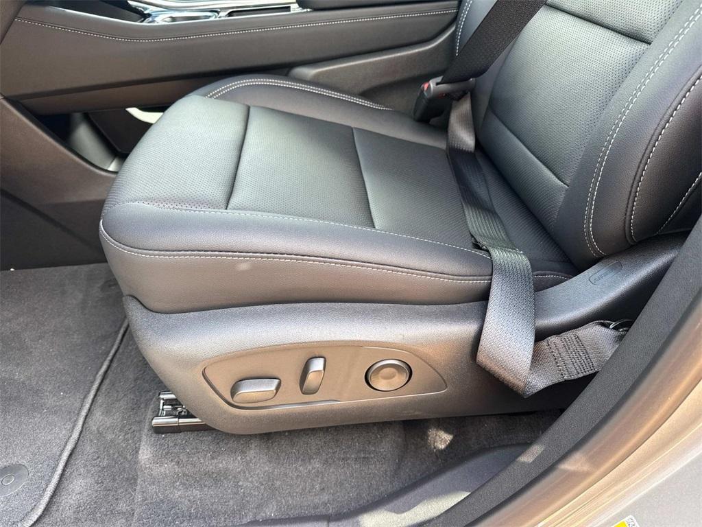 new 2025 Chevrolet Traverse car, priced at $46,195