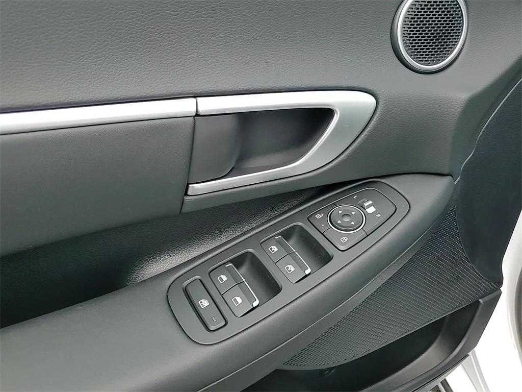 new 2025 Hyundai Sonata Hybrid car, priced at $32,182