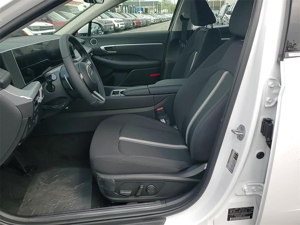new 2025 Hyundai Sonata Hybrid car, priced at $32,182