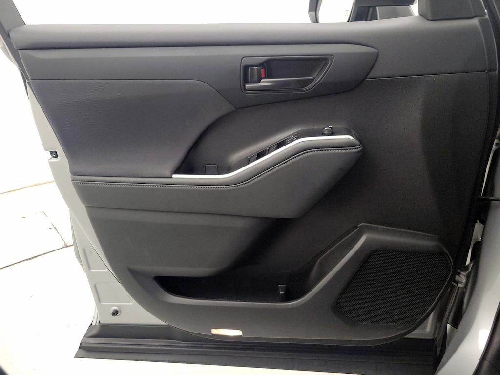 used 2024 Toyota Highlander car, priced at $35,998