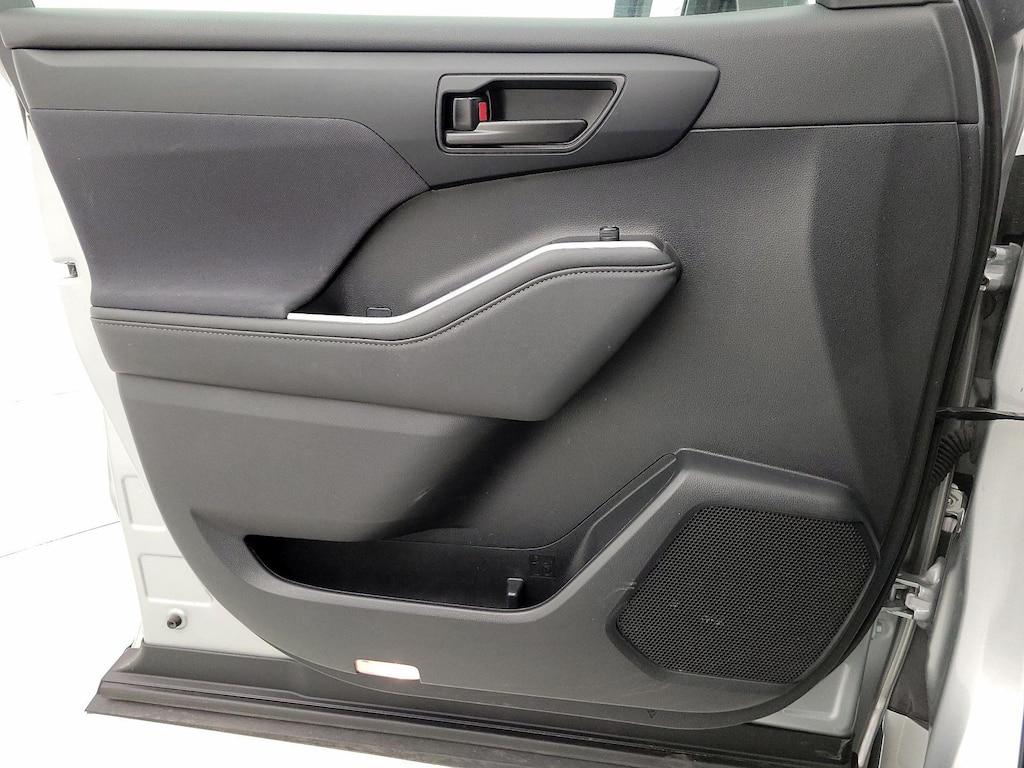 used 2023 Toyota Highlander car, priced at $34,998