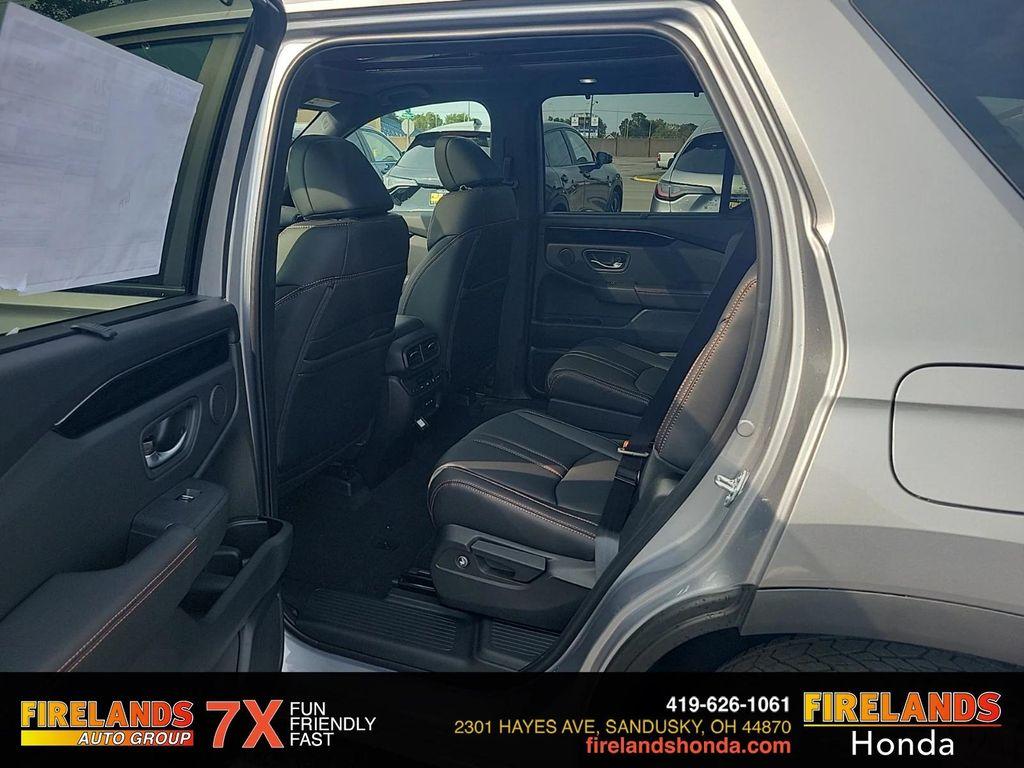 new 2025 Honda Pilot car, priced at $47,895