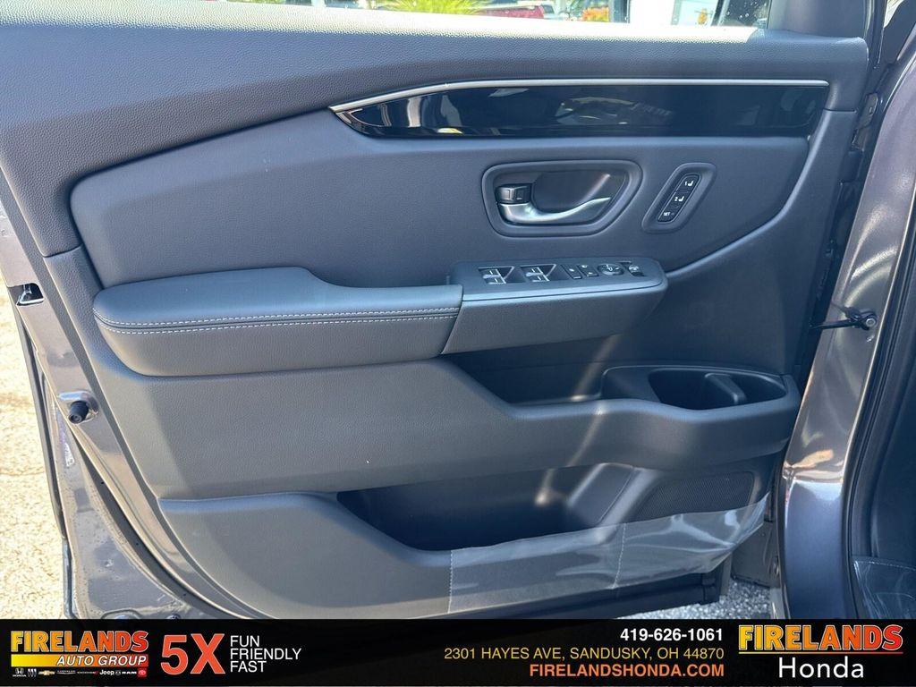 new 2025 Honda Pilot car, priced at $45,825