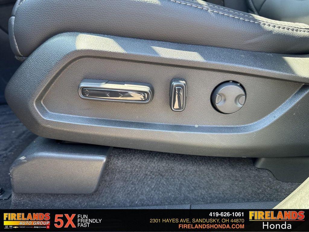 new 2025 Honda Pilot car, priced at $45,825