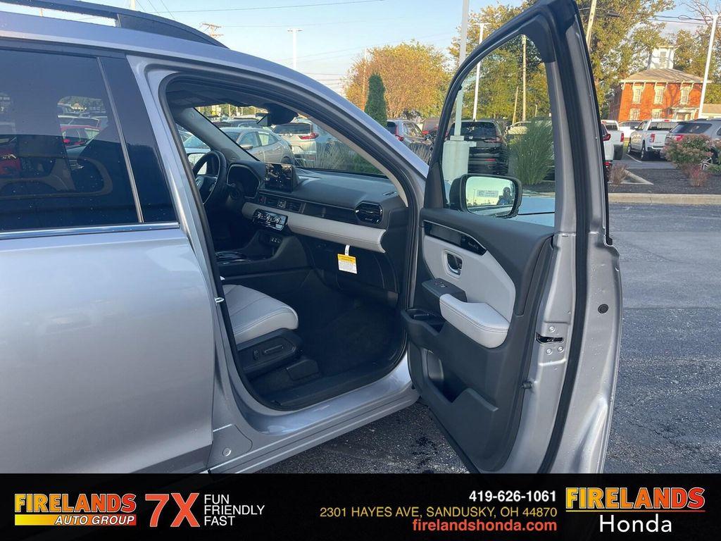 new 2025 Honda Pilot car, priced at $52,495