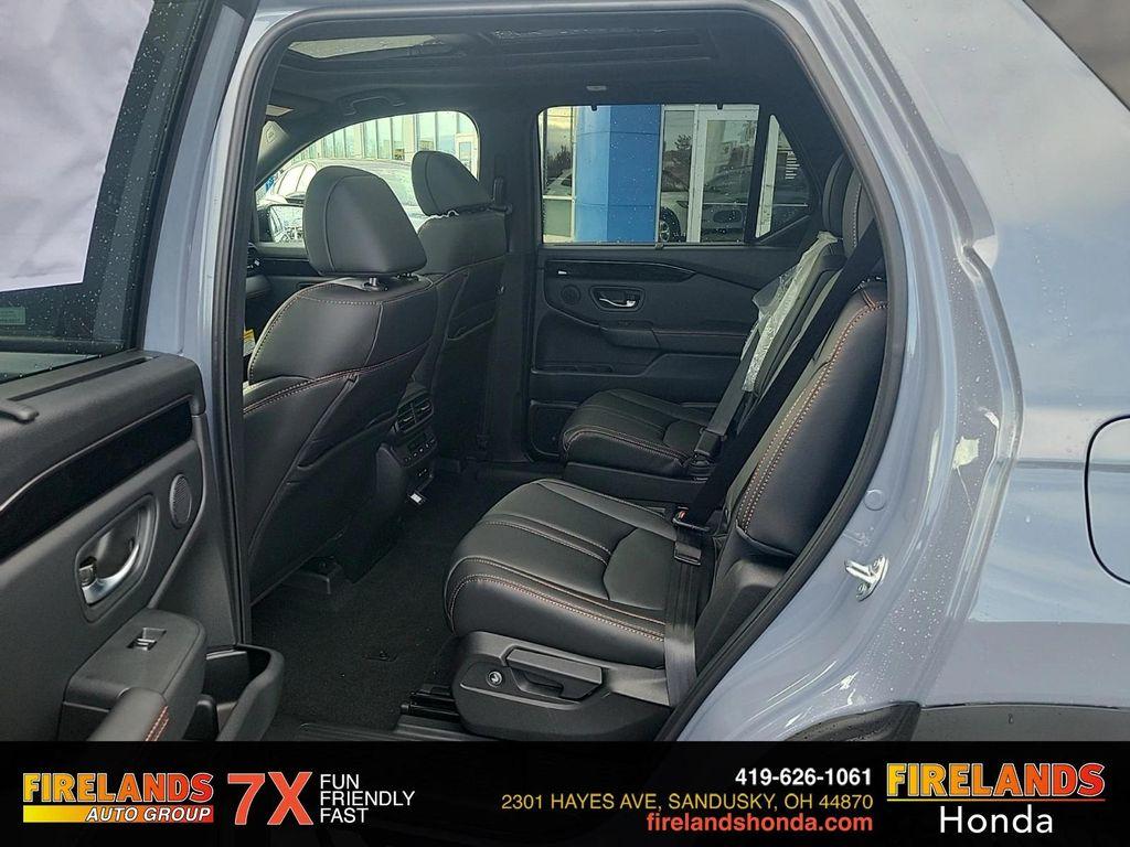 new 2025 Honda Pilot car, priced at $51,330