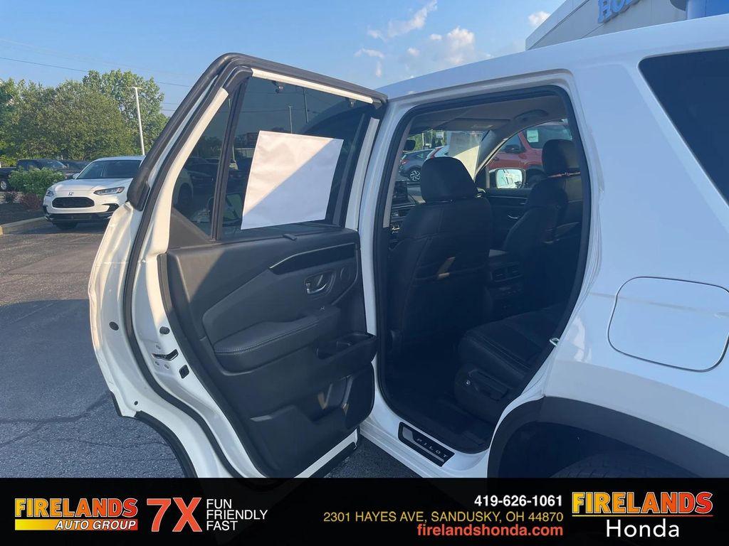new 2025 Honda Pilot car, priced at $47,735