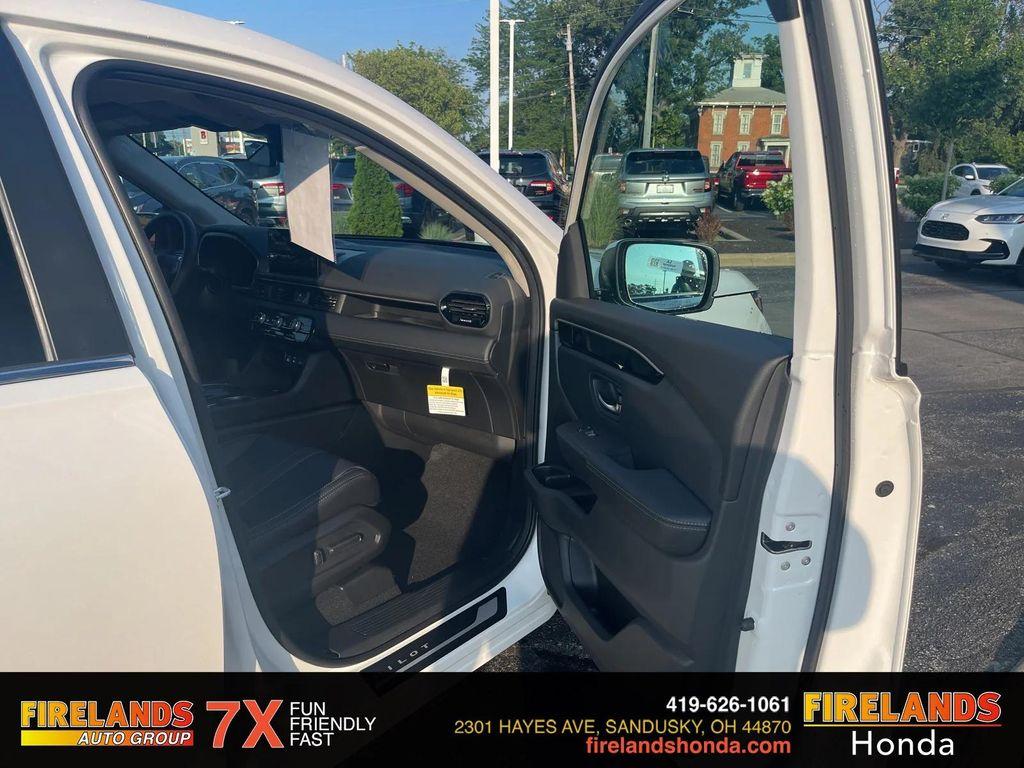 new 2025 Honda Pilot car, priced at $47,735