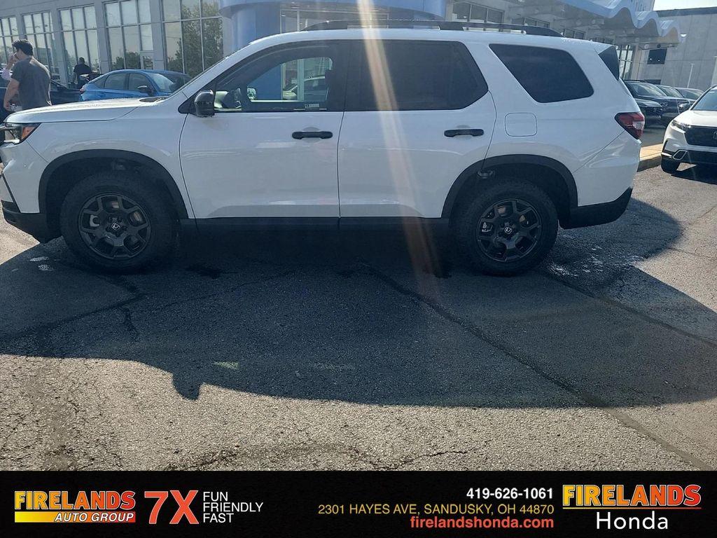 new 2025 Honda Pilot car, priced at $50,850