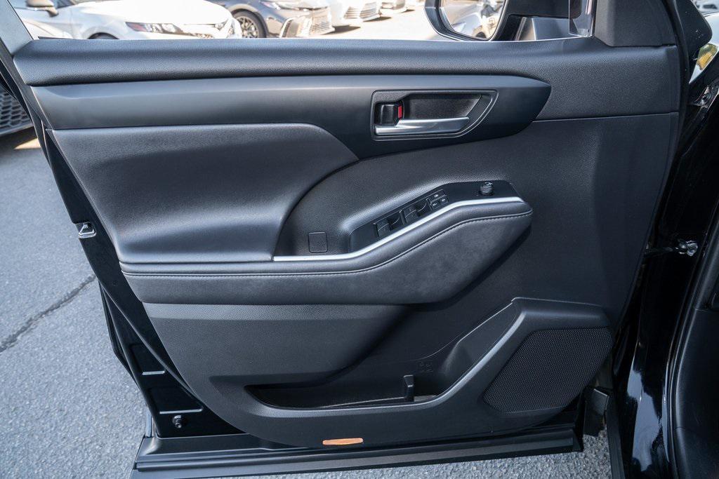 used 2022 Toyota Highlander car, priced at $36,032