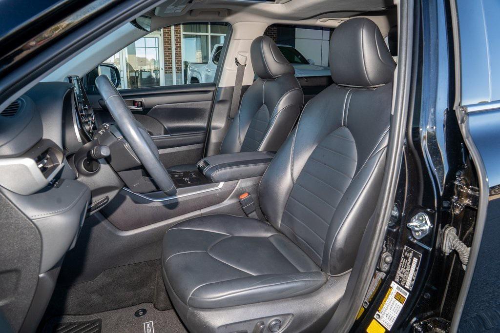 used 2022 Toyota Highlander car, priced at $36,032
