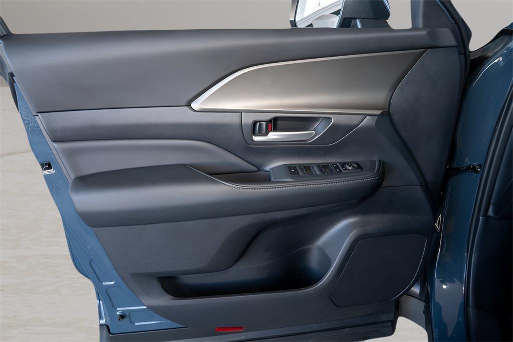 used 2025 Toyota Highlander car, priced at $42,683