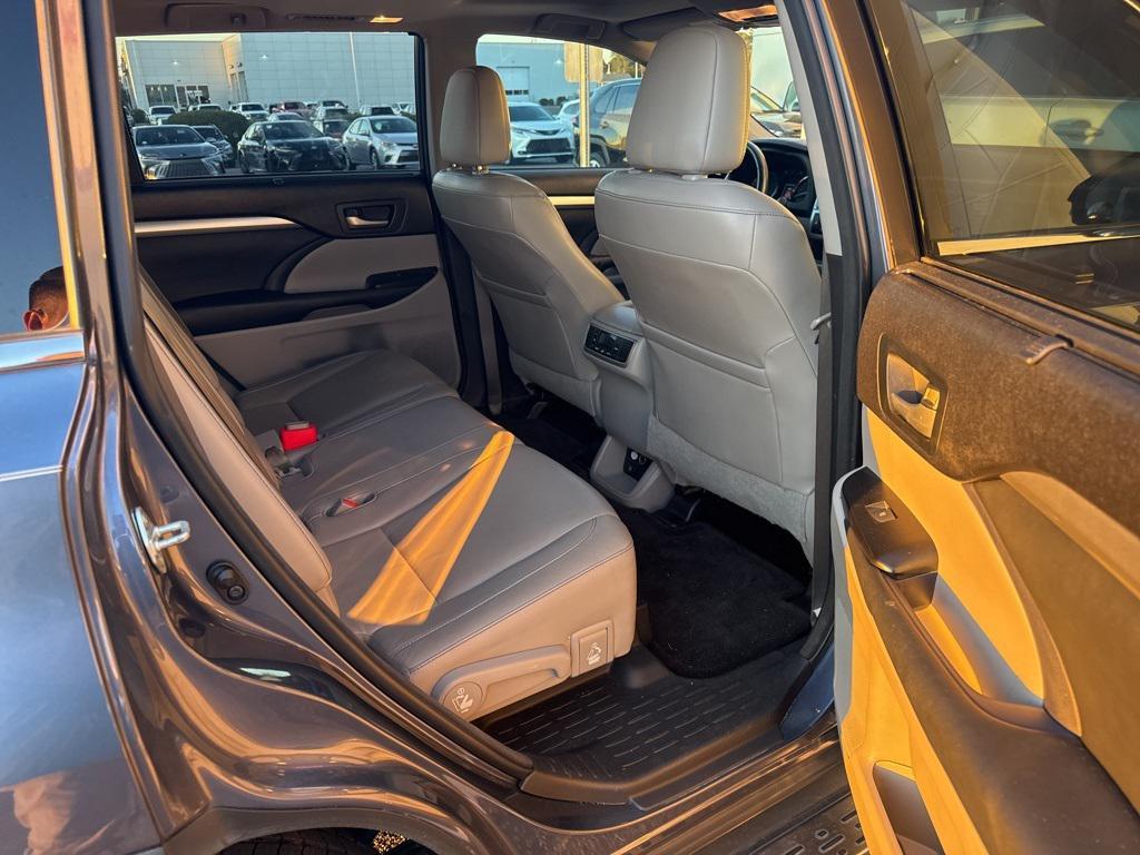used 2014 Toyota Highlander car, priced at $17,004