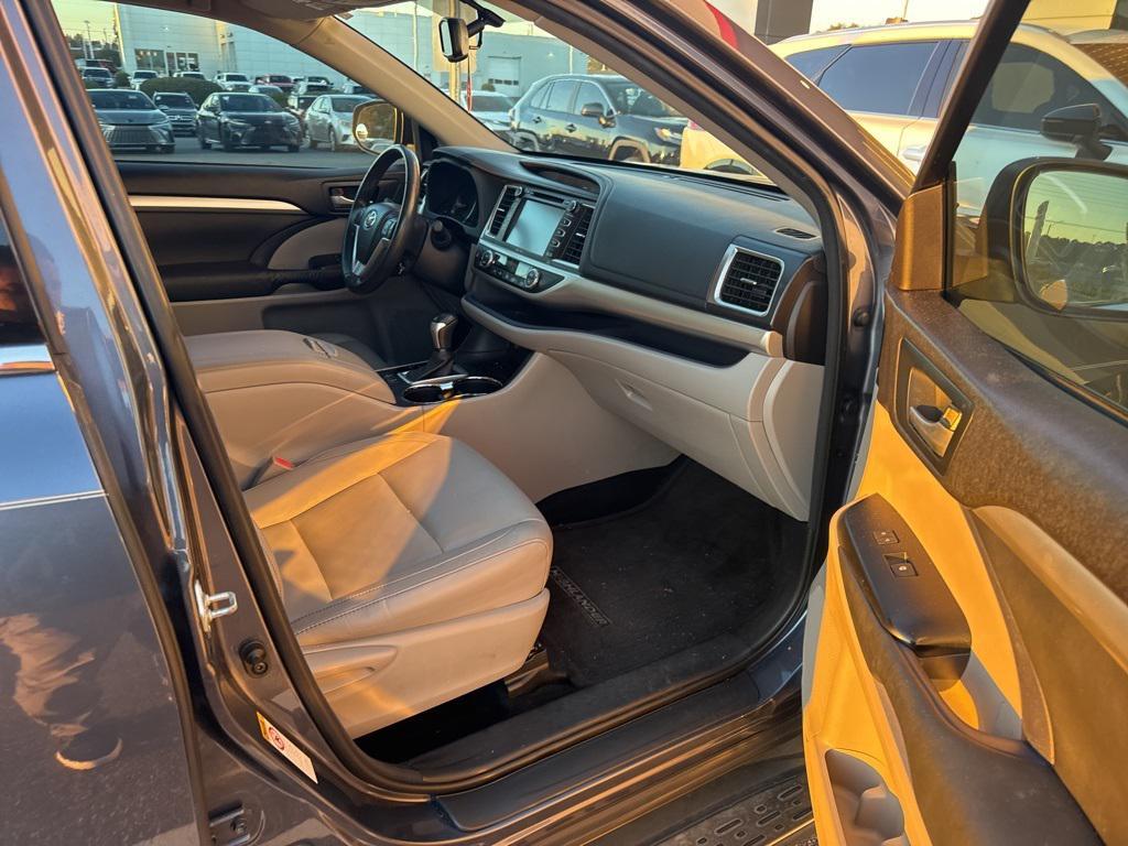 used 2014 Toyota Highlander car, priced at $17,004