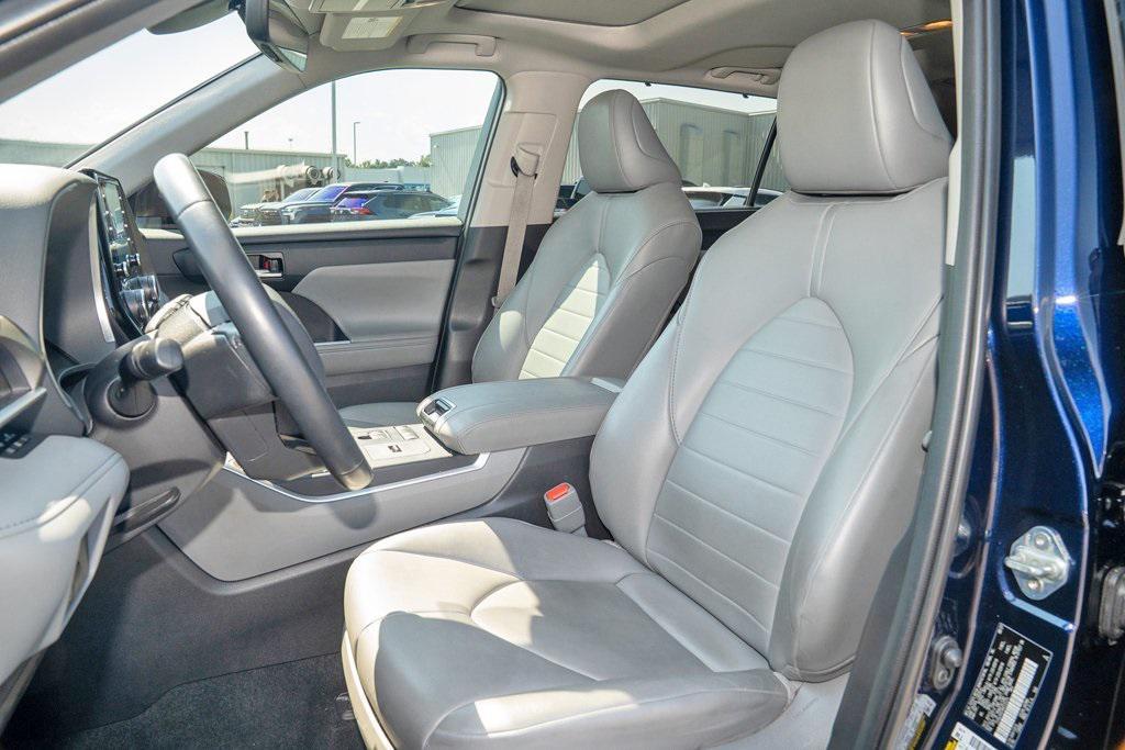 used 2021 Toyota Highlander car, priced at $30,314