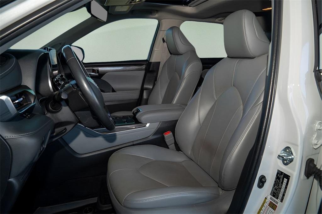 used 2022 Toyota Highlander Hybrid car, priced at $39,032