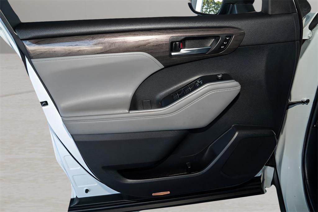 used 2022 Toyota Highlander Hybrid car, priced at $39,032