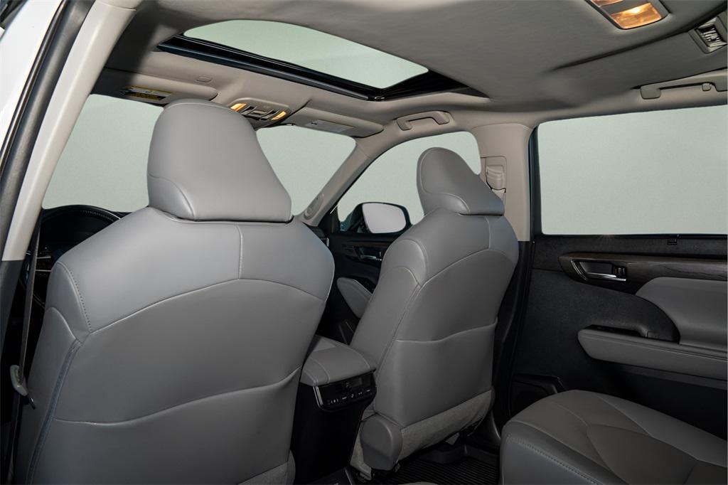 used 2022 Toyota Highlander Hybrid car, priced at $39,032