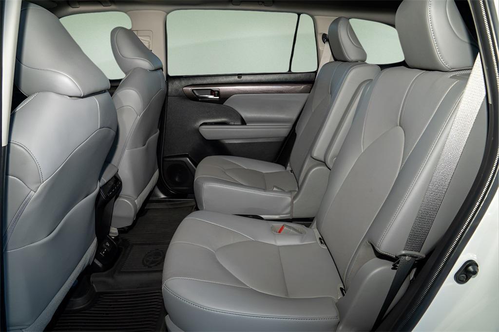 used 2022 Toyota Highlander Hybrid car, priced at $39,032