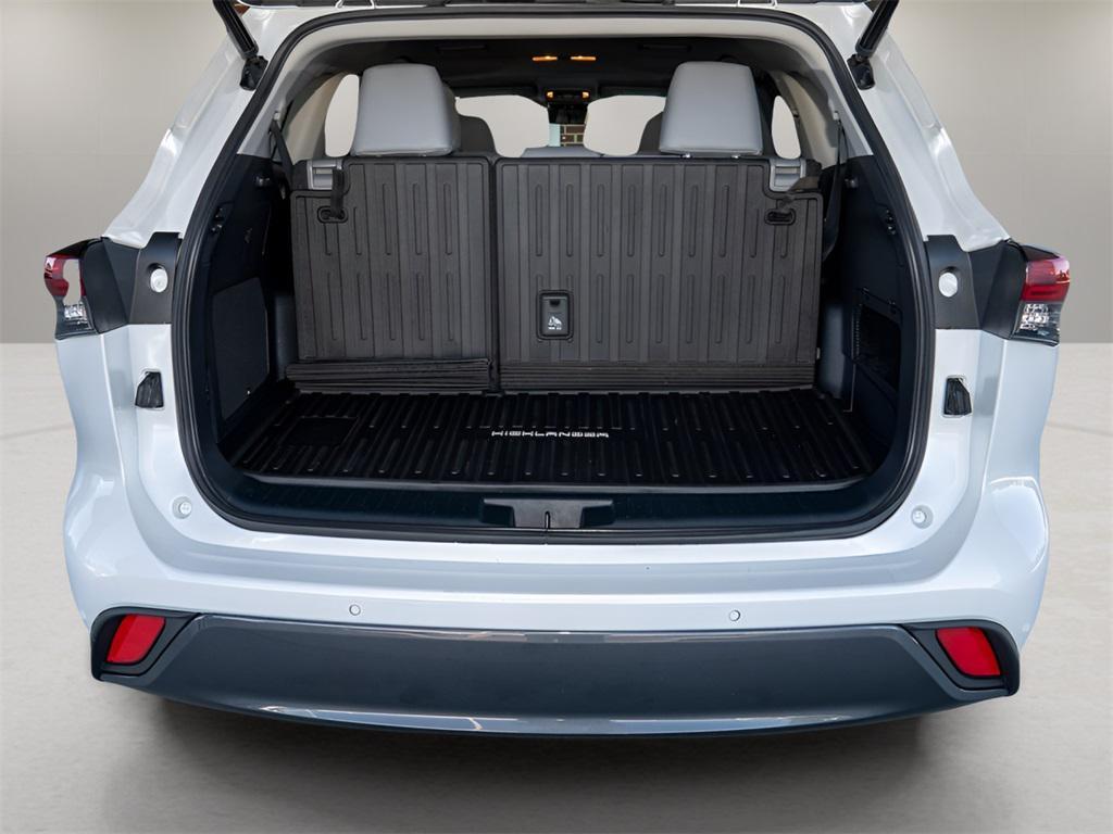 used 2022 Toyota Highlander Hybrid car, priced at $39,032