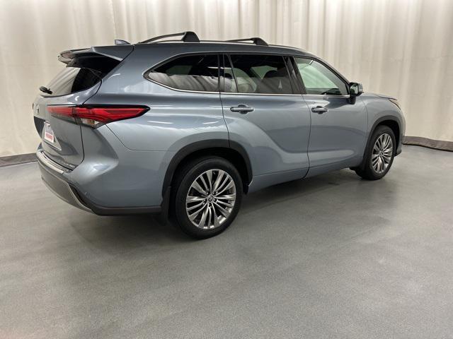 used 2022 Toyota Highlander car, priced at $38,692