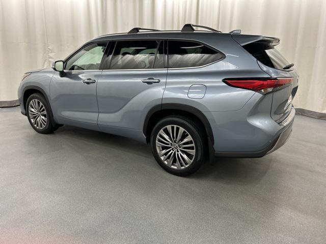 used 2022 Toyota Highlander car, priced at $38,692