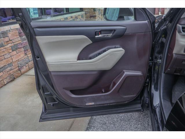 used 2022 Toyota Highlander car, priced at $37,894