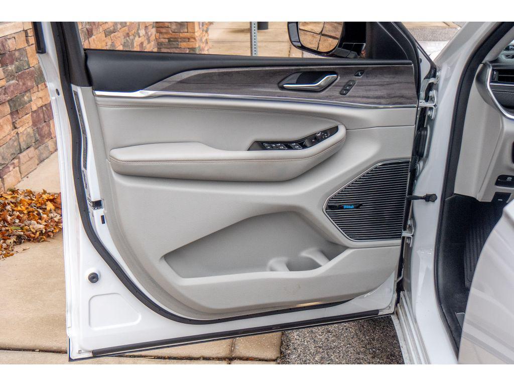 used 2022 Jeep Grand Cherokee car, priced at $34,997