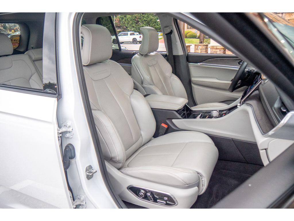 used 2022 Jeep Grand Cherokee car, priced at $34,997