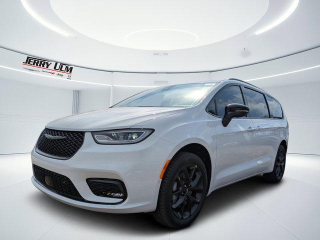 new 2025 Chrysler Pacifica car, priced at $45,631