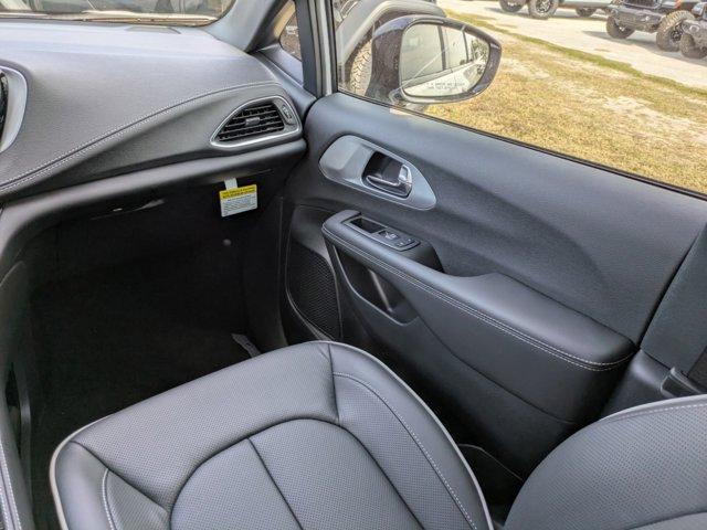 new 2025 Chrysler Pacifica car, priced at $45,631