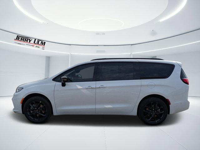 new 2025 Chrysler Pacifica car, priced at $45,631