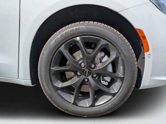 new 2025 Chrysler Pacifica car, priced at $45,631