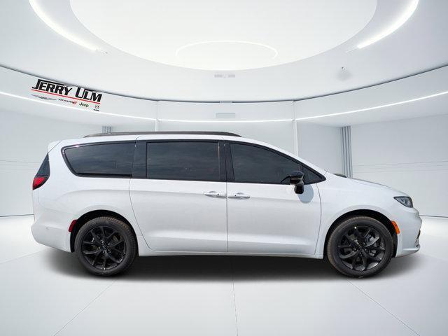 new 2025 Chrysler Pacifica car, priced at $45,631