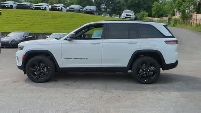 new 2025 Jeep Grand Cherokee car, priced at $38,780