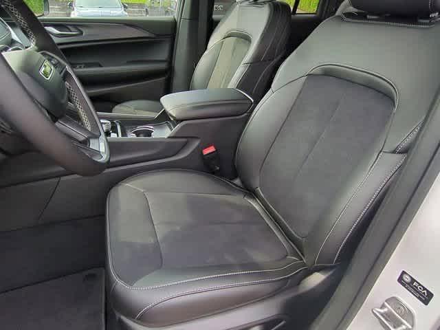 new 2025 Jeep Grand Cherokee car, priced at $38,780
