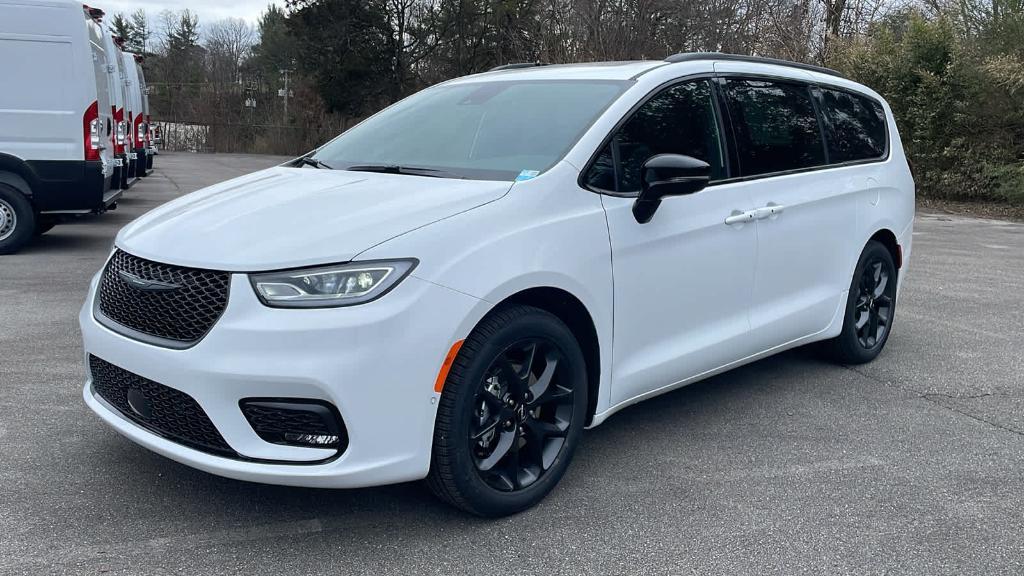 new 2024 Chrysler Pacifica car, priced at $44,355