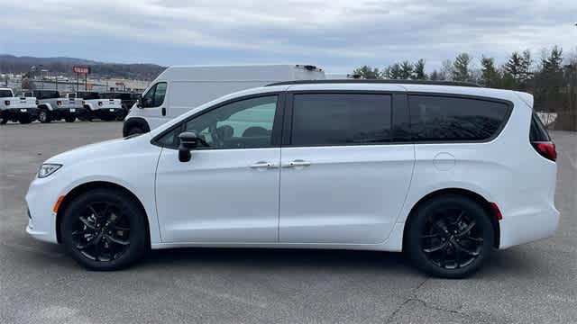 new 2024 Chrysler Pacifica car, priced at $39,490