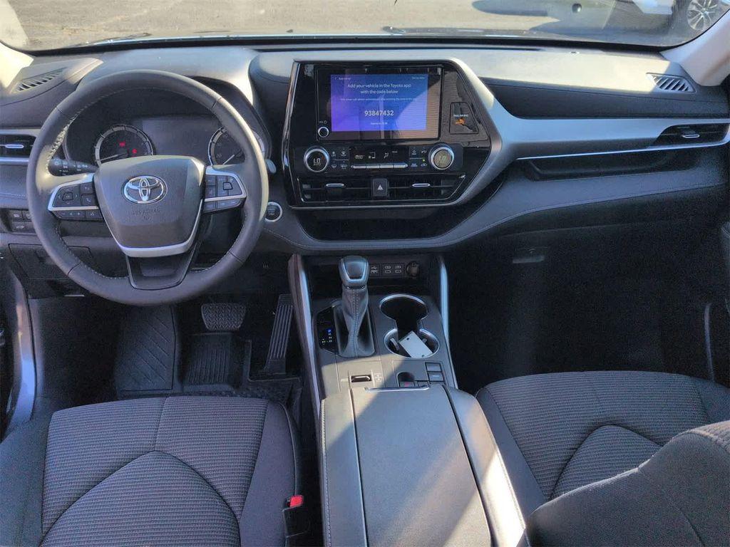 used 2024 Toyota Highlander car, priced at $35,500