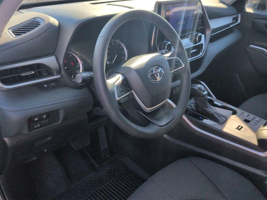 used 2024 Toyota Highlander car, priced at $35,500
