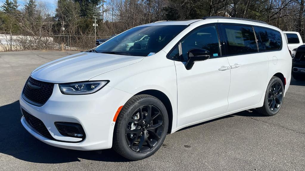 new 2024 Chrysler Pacifica car, priced at $44,603